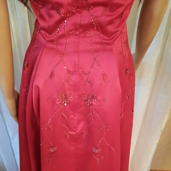 Elegant Beaded Bordeaux Tutto Bene Formal Gown - Picture 4 of 11